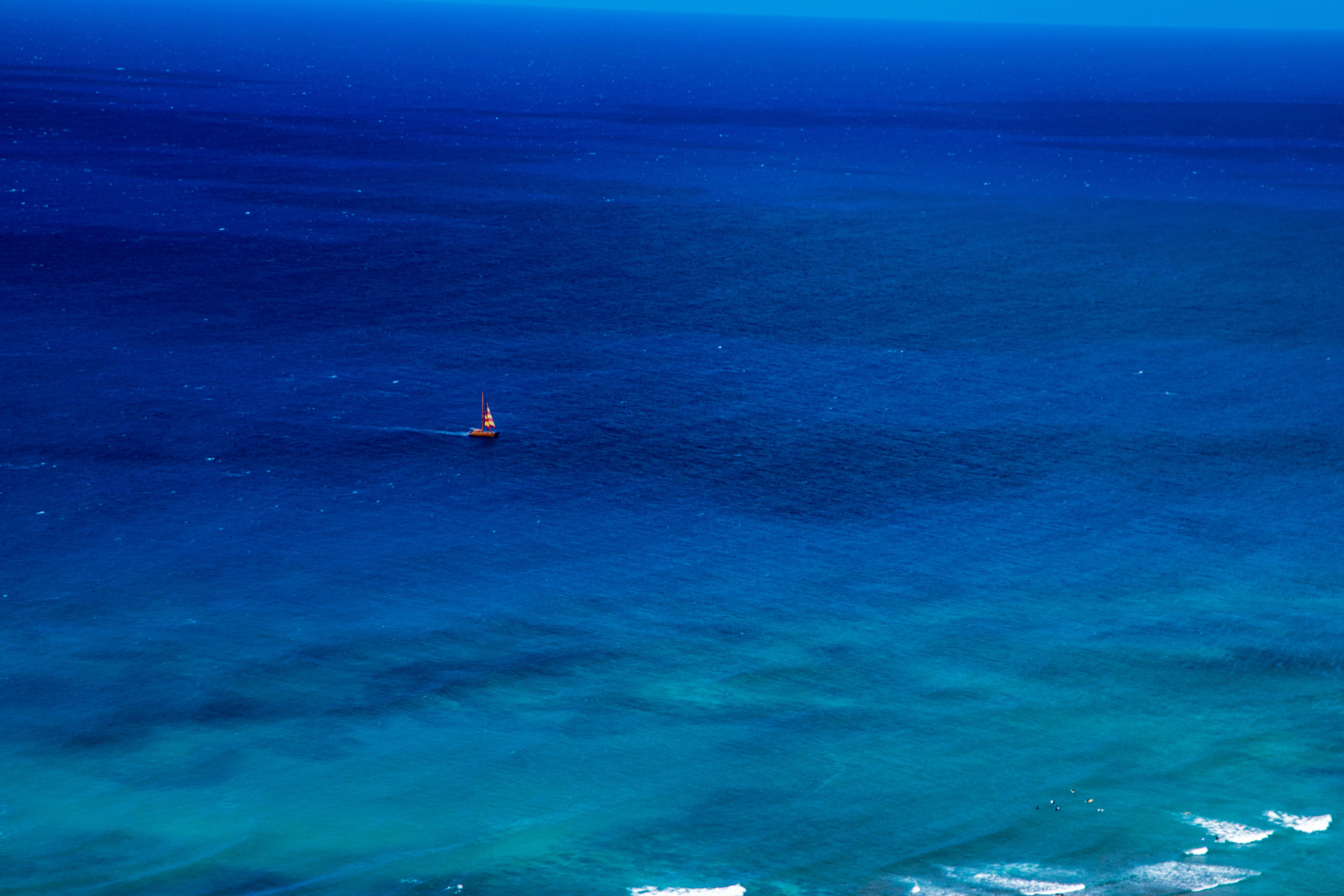 Adulto mayor activo disfrutando de un estilo de vida equilibrado con apoyo nutricional diario